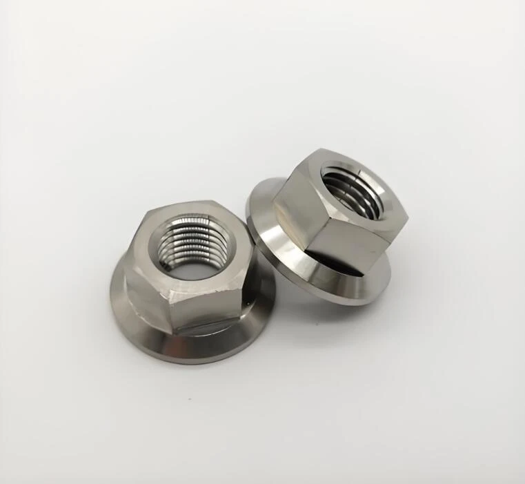 Rèn các loại hạt lít titan giả mạo